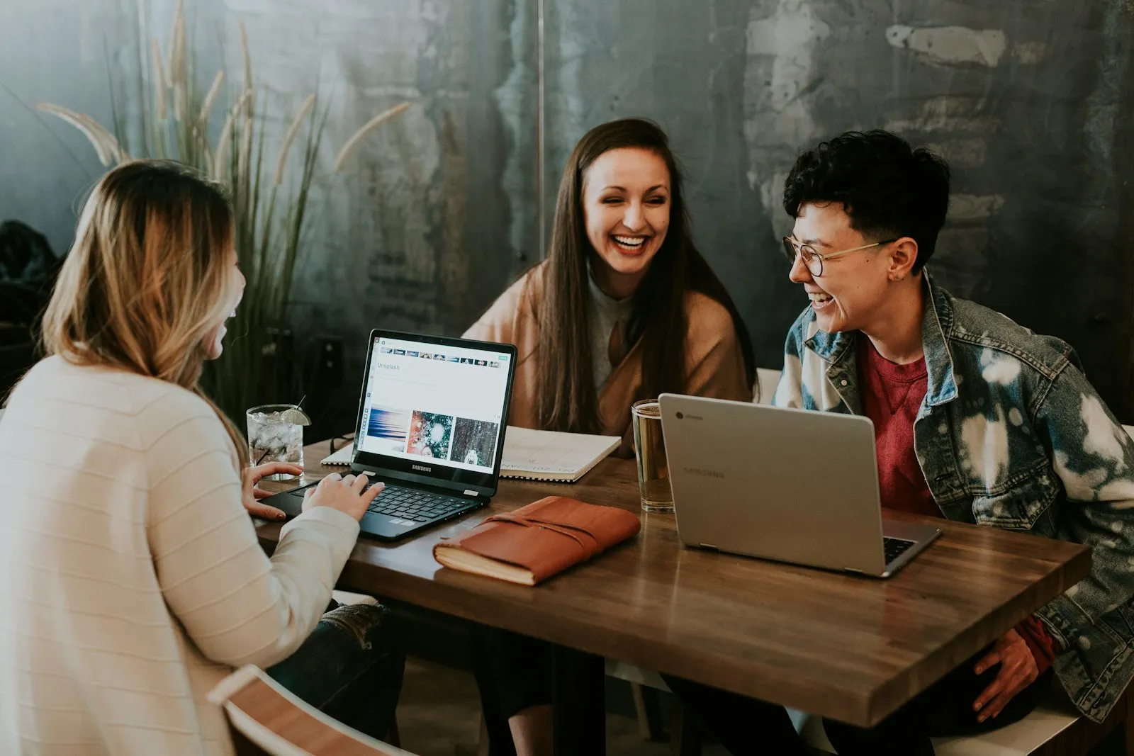 Specialisten bespreken samen een digitaal project