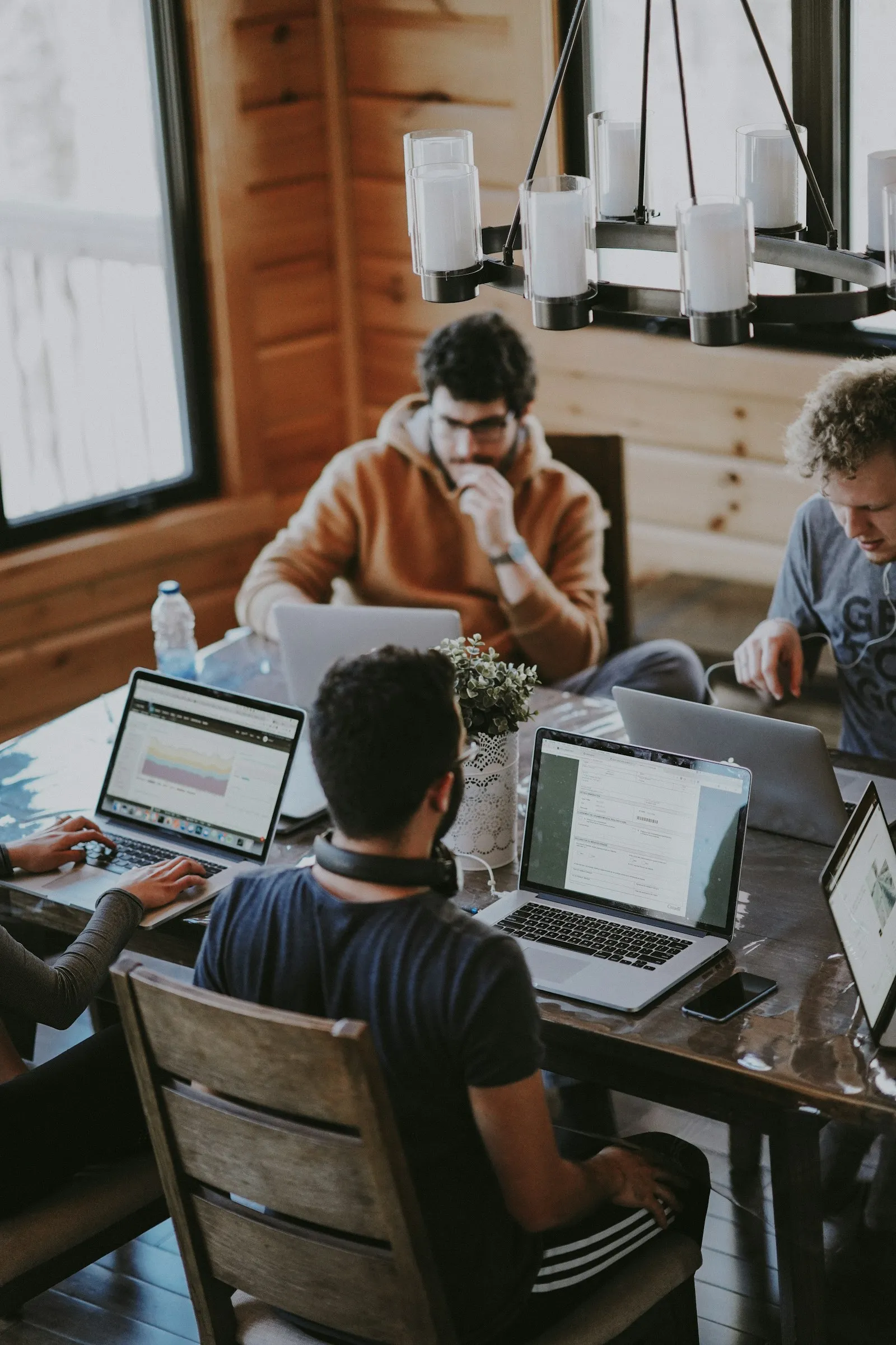 Digitaal team werkt samen aan een project