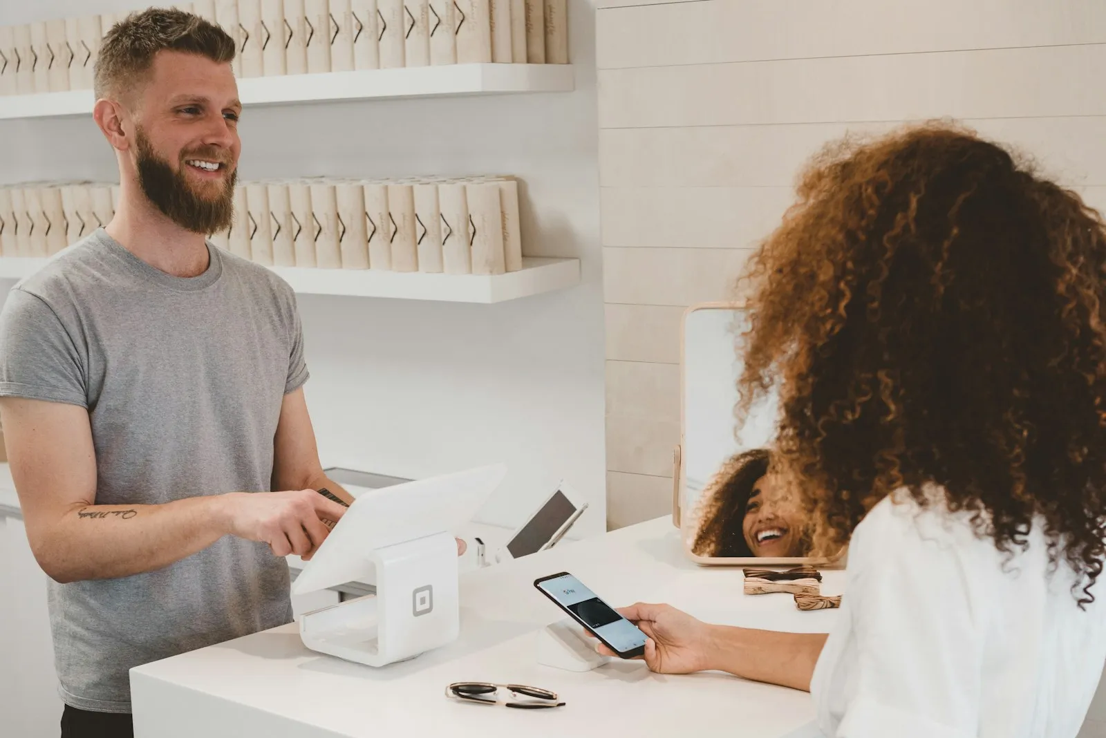 Ondernemer werkt aan een online winkel