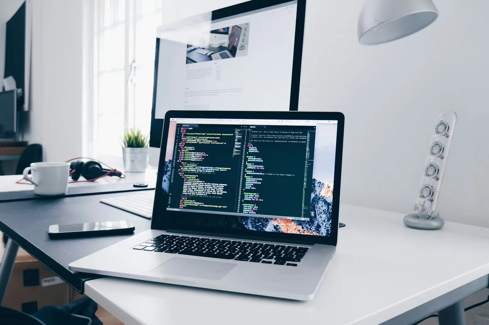 Developer werkt aan een moderne website